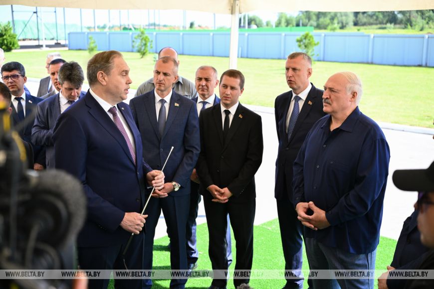 Лукашенко поручил выработать четкую программу по разведению в Беларуси красной породы коров