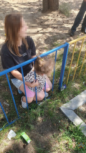 Ребенок застрял в заборе: на помощь пришли спасатели