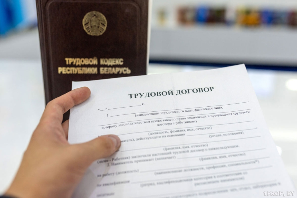 Работа по найму и свое дело: Кому закон строго запрещает заниматься предпринимательской деятельностью