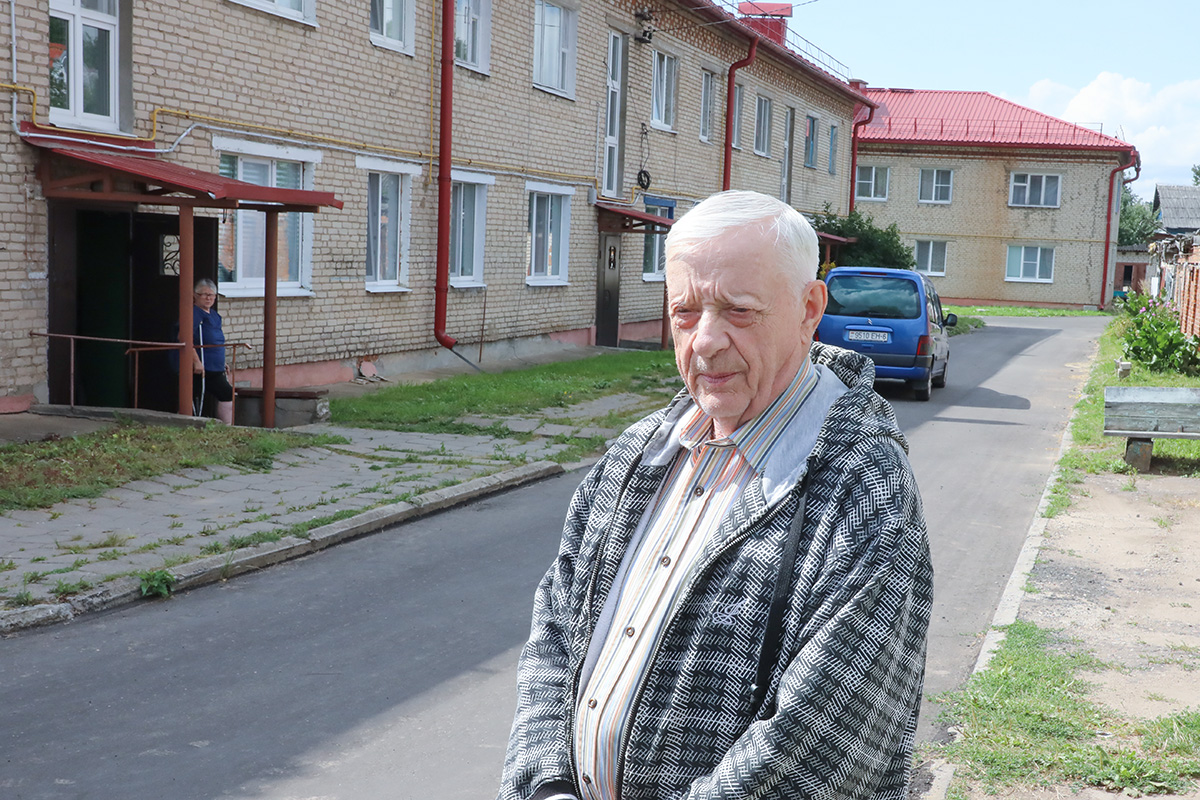 Спасибо за работу: жильцы двухэтажки в Горках оценили новое асфальтовое покрытие во дворе