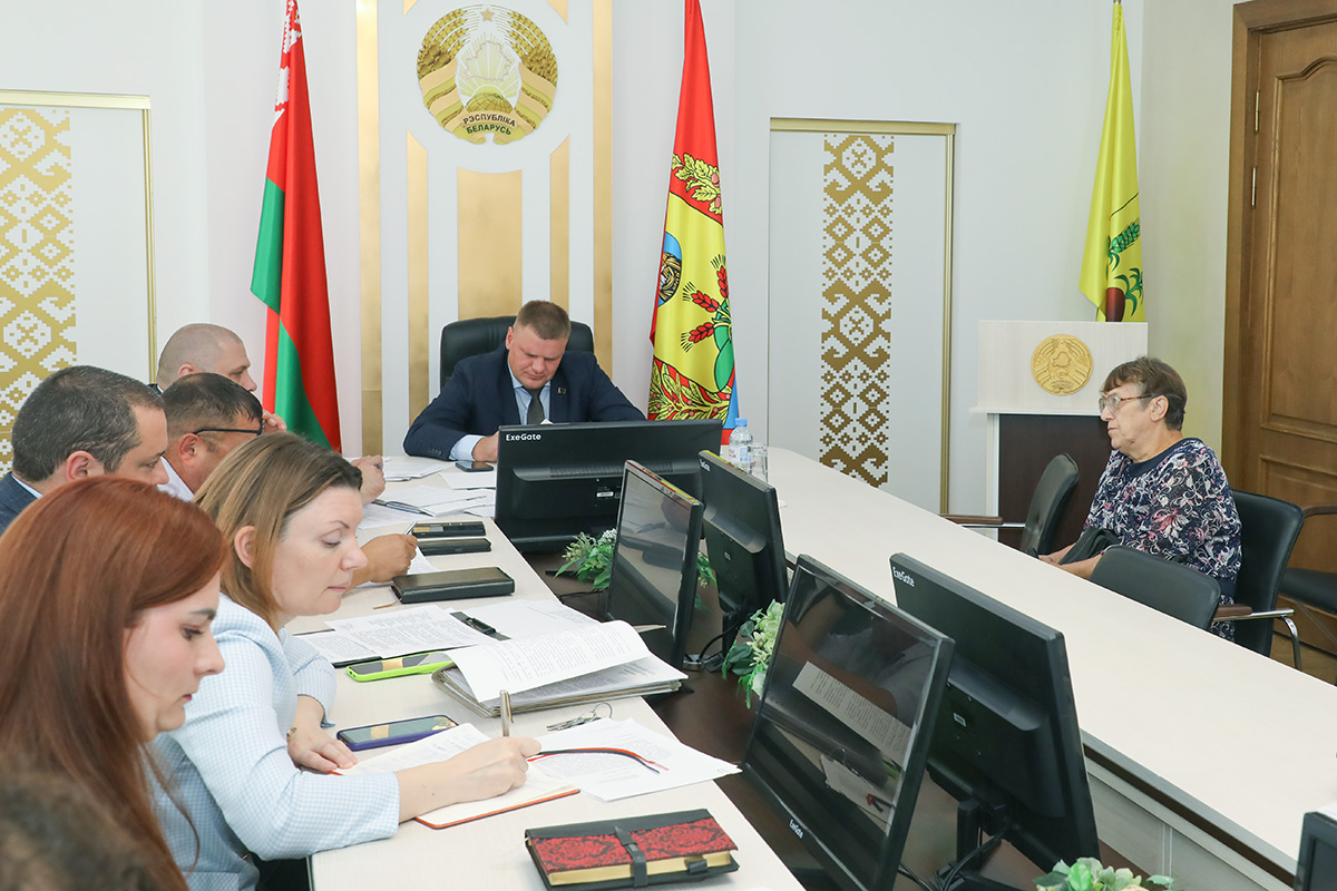Глава района Николай Орлёнок провел личный прием граждан