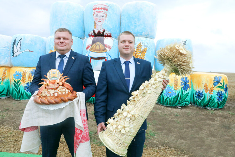В Горецком районе отметили важный рубеж: Могилевщина намолотила миллион тонн зерна