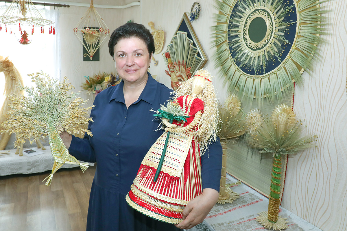 Творческий юбилей: в Доме ремесел чествуют мастера соломоплетения Ирину Белякову