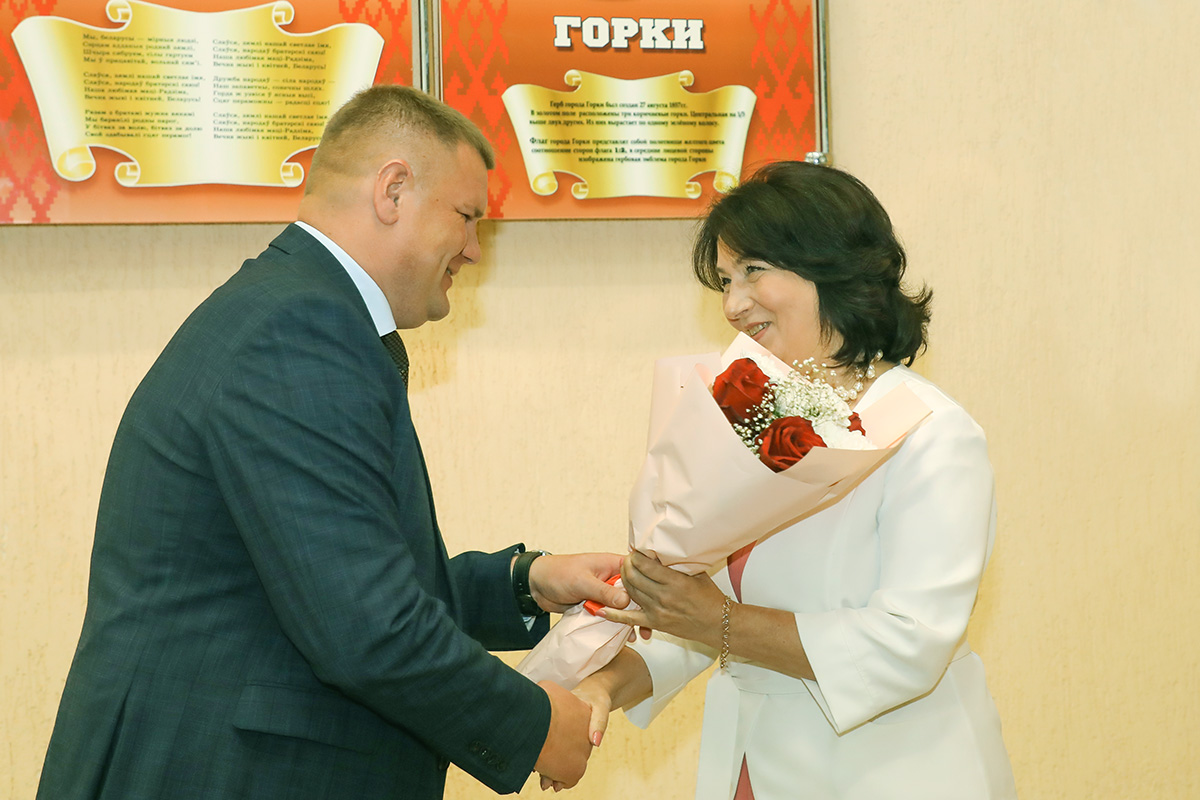 С приятной ноты: на планерке у главы Горецкого района поздравили Наталью Ковалёву