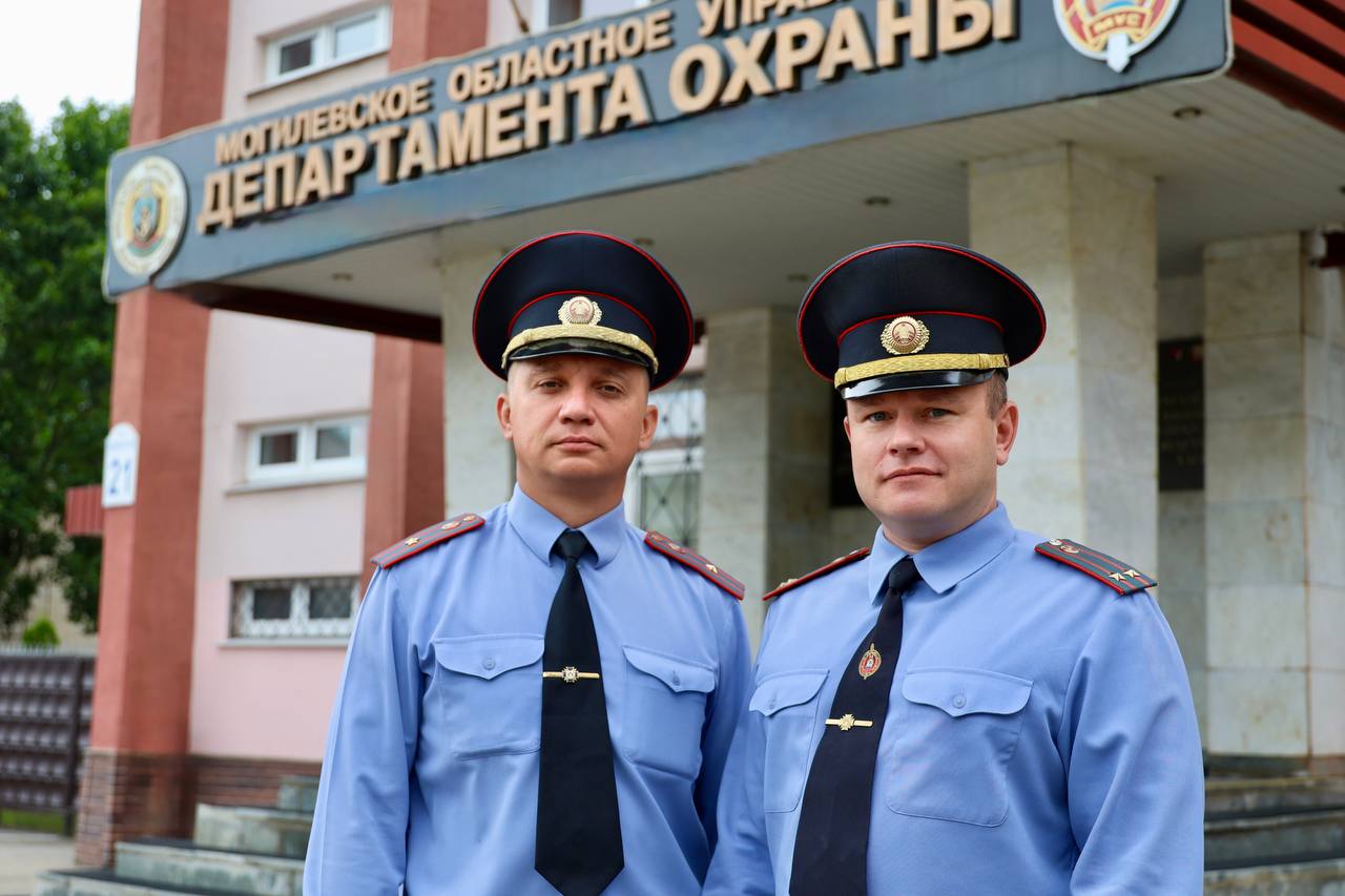 Трагедии удалось избежать: сотрудники Департамента охраны спасли пожилую супружескую пару из горящего гаража в Кировске