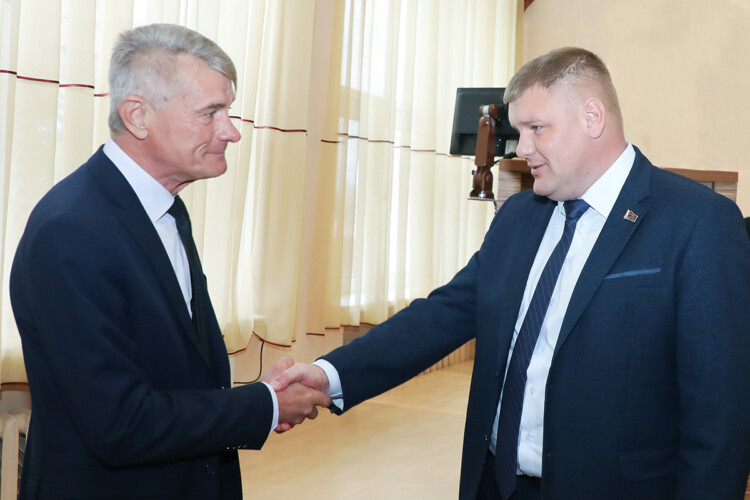 Новые кадры: председатель райисполкома Николай Орленок представил нового руководителя Горецкого ОСП Шкловского райпо