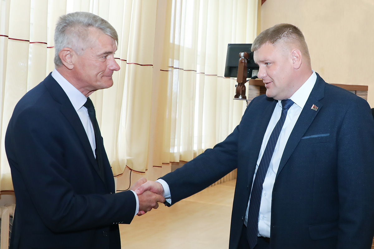 Новые кадры: председатель райисполкома Николай Орленок представил нового руководителя Горецкого ОСП Шкловского райпо