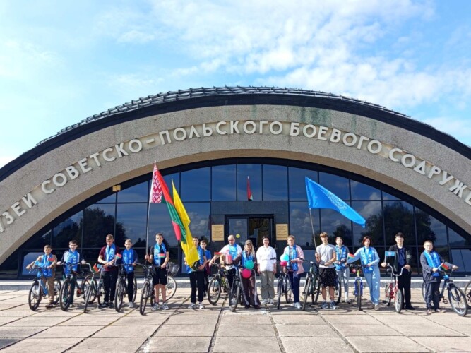 Под знаком мира и единства: в агрогородке Ленино прошел масштабный эстафетный велопробег памяти