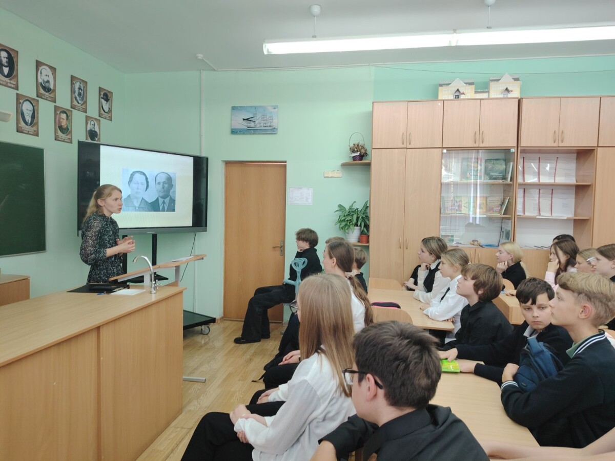 Символы, которые нас объединяют: для семиклассников СШ № 2 провели исторический урок