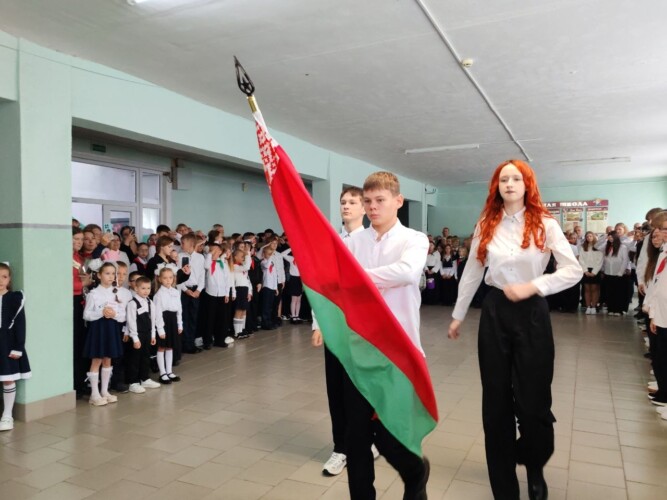 С улыбками и подарками: «Белая Русь» поздравила учеников СШ №3 с Днем знаний