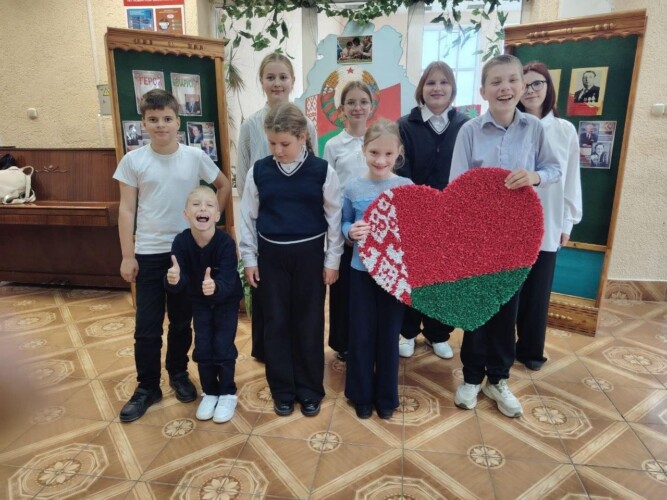 В филиале «Добровский сельский дом культуры» прошел патриотический час «Герои Беларуси», приуроченный к празднованию Дня народного единства